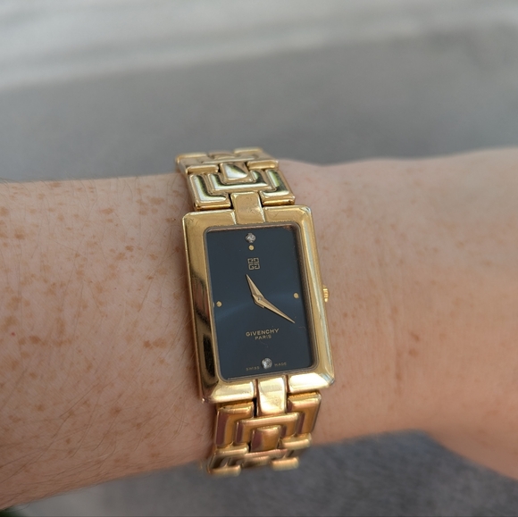 Givenchy gold tone watch - Picture 2 of 13